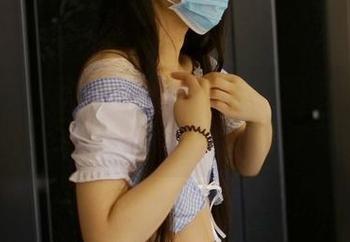 ROSI：黑边蕾丝多好看，美图也流出我的美丽，其实我也只是在家啃零食！