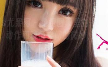 UGirls尤果网 – 免费图册里的一只香蕉船姐姐，动作和表情之间的微妙，全在这里。