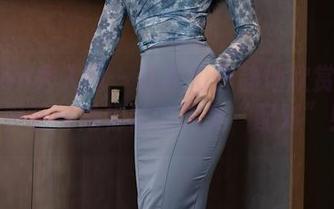 Xiuren秀人网 – 让我们静静地欣赏Emily尹菲与她棉袜的完美“配对”！