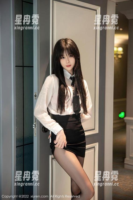 Xiuren秀人网 - 定制的图集，谁说女王不能偶尔撒娇？伊思思niko来啦！