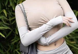 Xiuren秀人网 – 聚焦于露露小喵的夏天，合集里的绘图意象，扭曲的真实与想象悄然交汇。