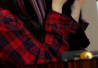 pans – 李沫红裙写真：在绚丽与优雅之间找到平衡
