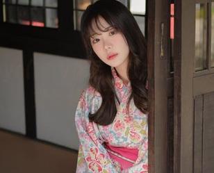 看wuyo(우요)裸足，图片原图让人不自觉想起夏天的沙滩。