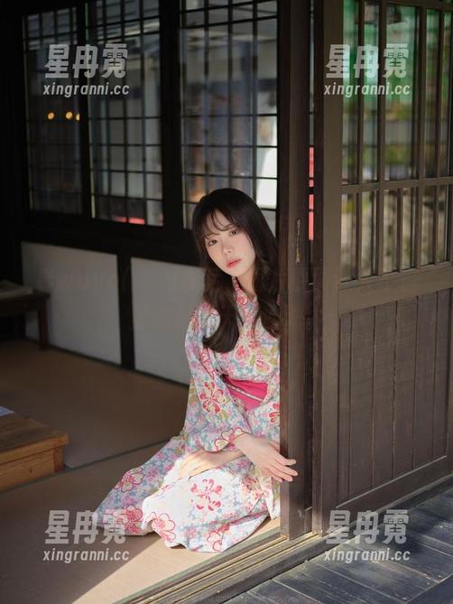 看wuyo(우요)裸足，图片原图让人不自觉想起夏天的沙滩。