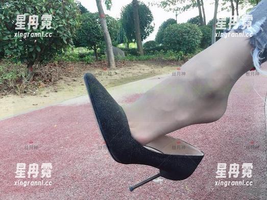 微密圈 - 深夜资源！丝月神高跟筒袜照，像买一送一的诱惑！