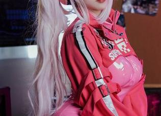 仙女月带我走进了粉色旗袍的世界，这组写真集得好好分享！