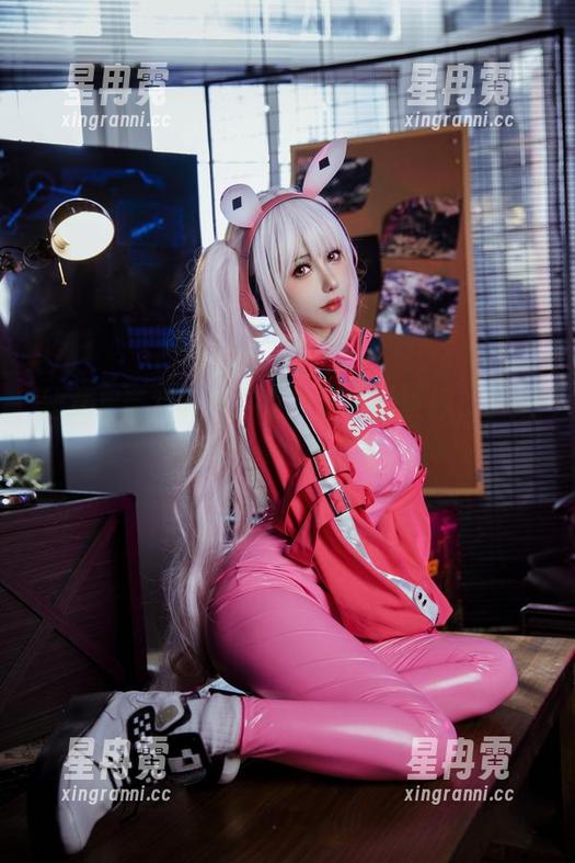 仙女月带我走进了粉色旗袍的世界，这组写真集得好好分享！