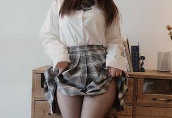 最新的依依超级懒水手服合集，快来被小心心包围吧，谁能抗拒。