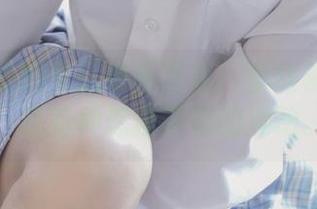 吹个口哨的兔玩映画写真：蕾丝袜制服裙，总有种想摆姿势的冲动。