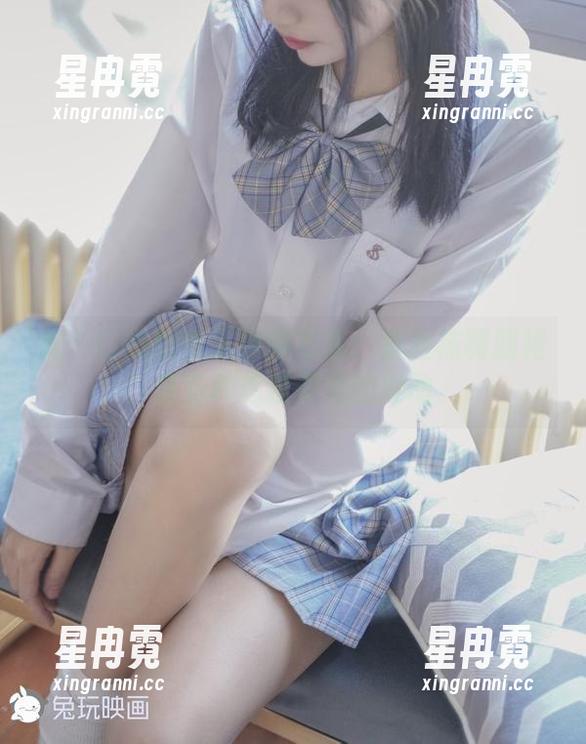 吹个口哨的兔玩映画写真：蕾丝袜制服裙，总有种想摆姿势的冲动。