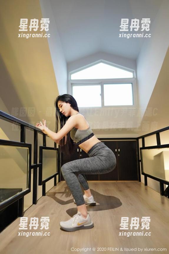 嗲囡囡 - 最新高跟鞋让Emily尹菲直逼C位，真服了，摄影师你这是在手机上画魔法吗？