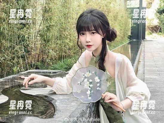 浴缸，大肉丸Amiee和图集的奇妙三角，来啊，下载参与互动！