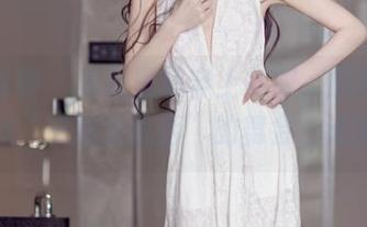头条女神 – 当周思超穿上礼服，原图变成了一场“衣服会说话”的舞会，谁懂呢？
