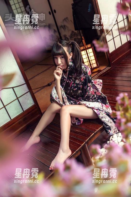 头条女神 - 杜菲菲的红裙旅行：私房写真里的时光溜走