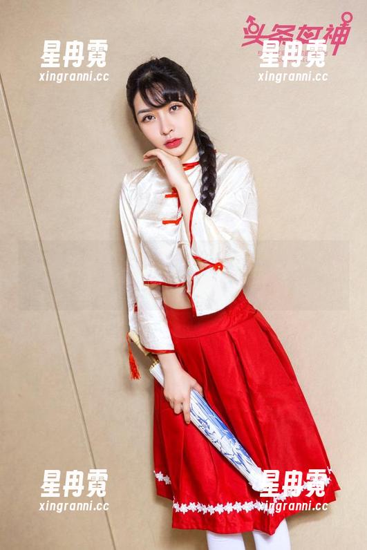 头条女神 - 杨漫妮baby的礼服美图，像是从梦里溜出来的资源！