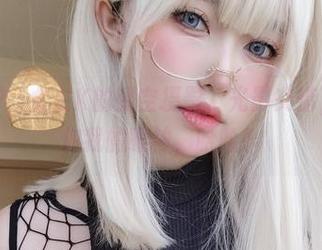 美图出炉，女主K的镂空摄影，光影交错，锁住了你我的眼神，哈哈！