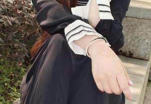 小众视觉 – 高清里的水手服，嘤嘤看起来真像个从某个动漫里走出来的角色，太迷了吧。
