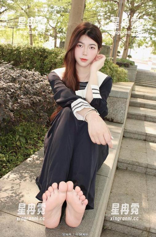 小众视觉 - 高清里的水手服，嘤嘤看起来真像个从某个动漫里走出来的角色，太迷了吧。