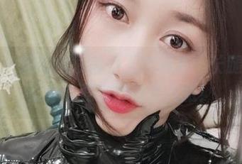 微密圈 – 超模气质的小玉吃果冻：长腿美图合集，让我也想咔嚓几张！
