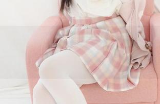 图片播放时，那原图中的白丝是在说：“谁能把我从少女秩序里拽出来？”