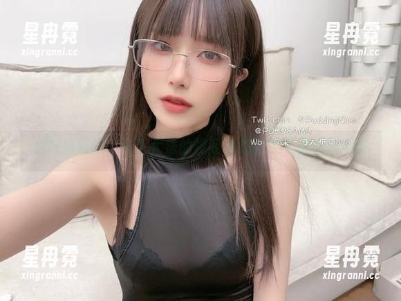 光脚姐妹情，布丁大法的裸足随拍拍出个图包新高度