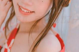 星黛鹿鹿i的写真，网袜勾勒出了一种不言而喻的优雅。