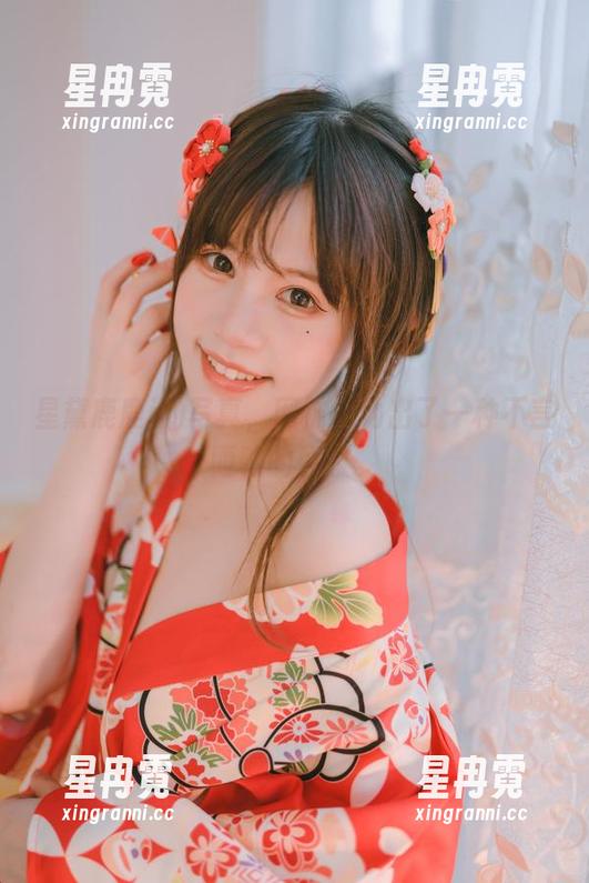 星黛鹿鹿i的写真，网袜勾勒出了一种不言而喻的优雅。
