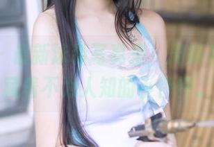 果团网 – 最新泳装写真里，周妍希的背影藏着不为人知的小怦怦。