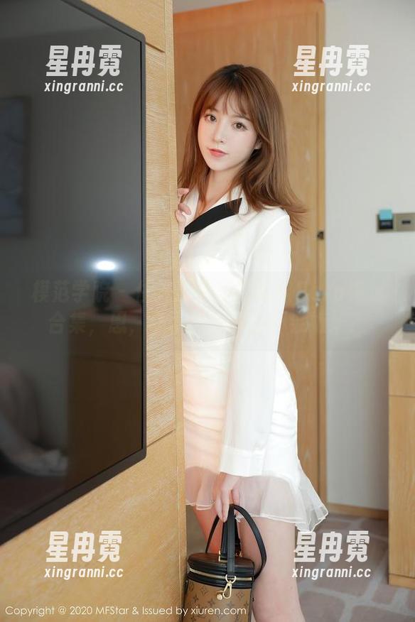 模范学院 - 住进屏幕里的软软Roro美足合集，恩，墙面设计师会不会嫉妒？