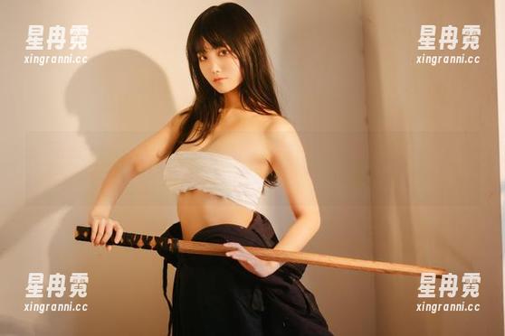 汪知子 本周热图:汪知子与小院的合照,那植物的绿光都想拿去当护肤品了!