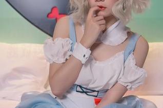 王胖胖u出新图集《AliceInWonderland》，我对这“梦游”已毫无抵抗力，哈哈！