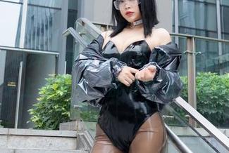 每次看白烨烨穿丝袜的写真，都差点让我从椅子上摔下来，那可真是一种跌宕！