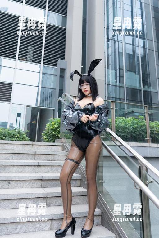 白烨烨 每次看白烨烨穿丝袜的写真,都差点让我从椅子上摔下来,那可真是一种跌宕!