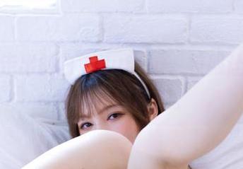 照片中走出的白露Bululu，校服让一切都变得有趣起来。