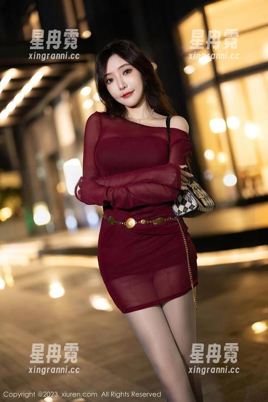 秀人网-娜露Selena 秀人网 - 图片里的娜露Selena和体操服,随便一眼就让我想起我当年踩在体育课上摔个四脚朝天的悲惨记忆!