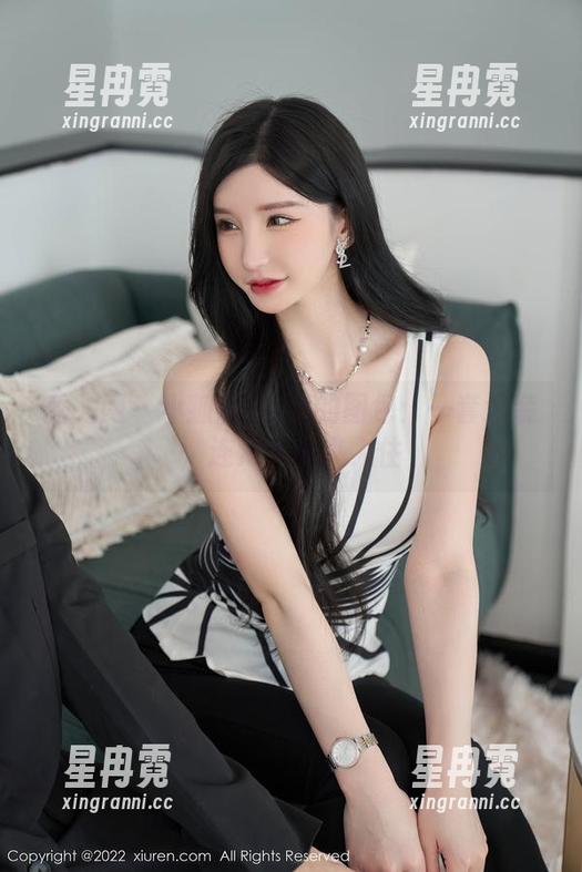 秀人网 - 小狐狸Sica的图包：一套泳装，连海洋都来入住