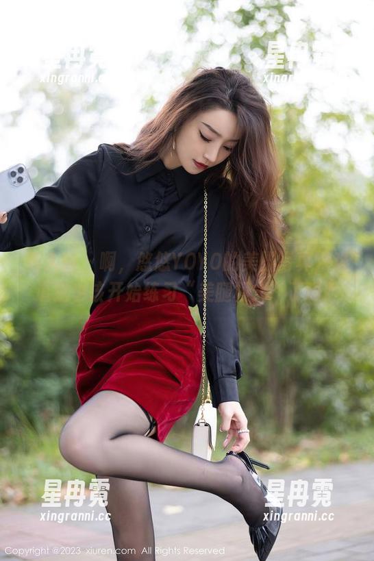 秀人网 - 啊，悠悠YOYO的美脚写真，难道我也该开始练习“美腿模式”了吗？