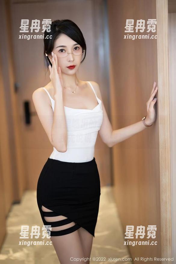 秀人网 - 爱酱里曝出的制服套图，值得一看？我先说说我的想法。