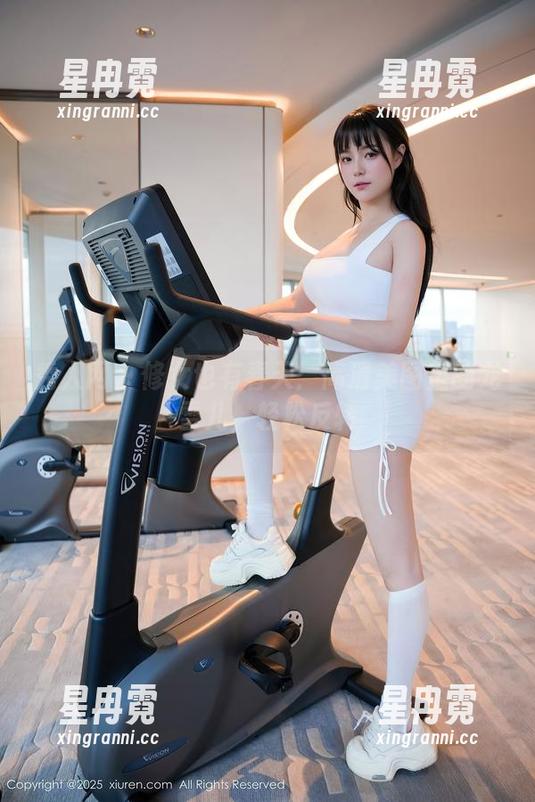 秀人网 - 修女也有春天：高清美图里的龙雪儿，轻松反转