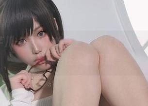 网袜穿在芊川一笑MNK身上，衬得她的每个姿态都让人忍不住多看两眼