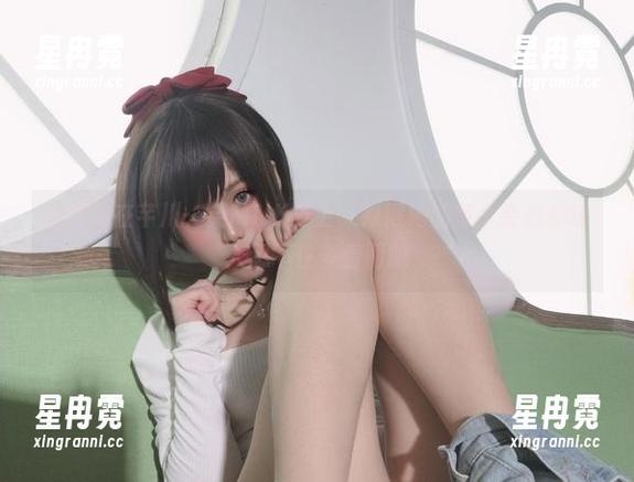 网袜穿在芊川一笑MNK身上，衬得她的每个姿态都让人忍不住多看两眼