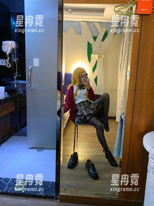 谁说黑丝只用来教书？私拍图包里的芋圆侑子透着一股仙气