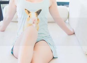 菠萝社 – 马尔代夫写真里的八宝icey，构图满分，神态却偷偷偷心。