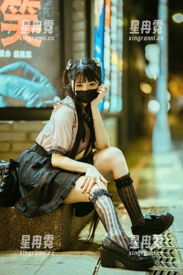 躺好了，来赏落落Raku的比基尼图包，喜欢的请默默举手……我不是在说你！