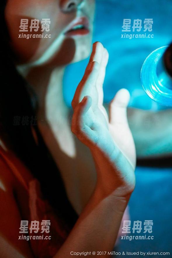 蜜桃社 - Suki的裤里丝最新图册，目光别停在那儿哦