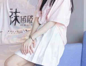 袜啵啵 – 木木的裸足写真集，谁能抗拒这股清新气息？快来下载吧，别错过哦！