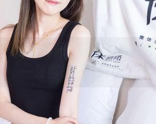袜啵啵 – 套图时间，苏苏的肉丝合集里每一张都是一场风暴。