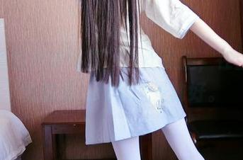 西尔酱的户外写真，白丝美腿，在山野间慢悠悠，果然风景独好。