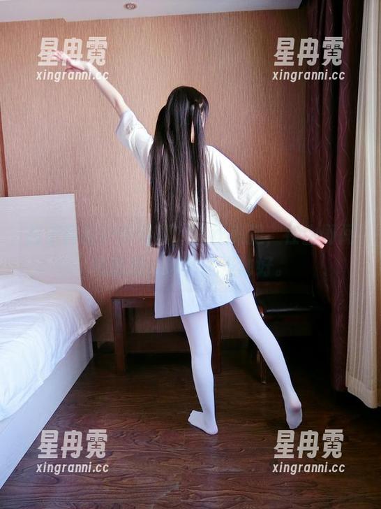 西尔酱的户外写真，白丝美腿，在山野间慢悠悠，果然风景独好。