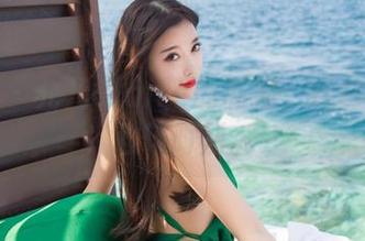 语画界 – 允儿Claire的私拍：连体衣控的心碎时刻。